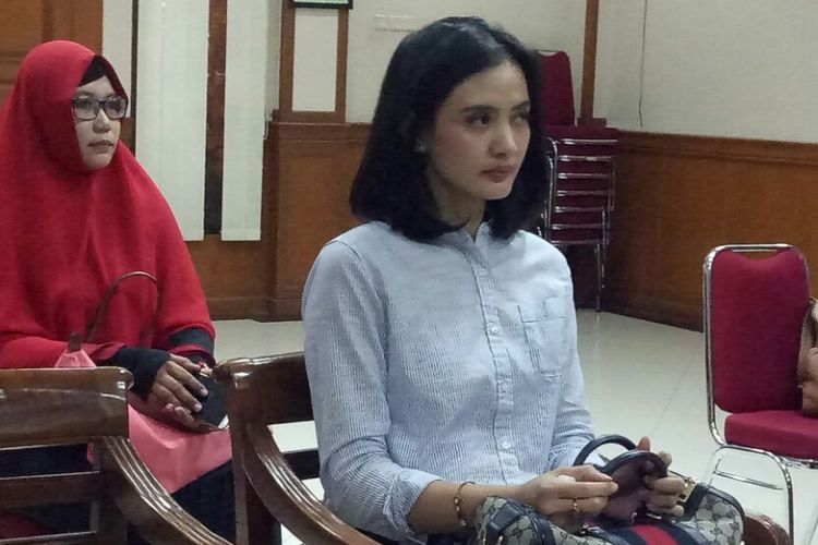 Ade Maya saat menghadiri sidang cerai pertamanya dengan Ibnu Jamil di Pengadilan Agama Jakarta Selatan, Kamis (14/9/2017).