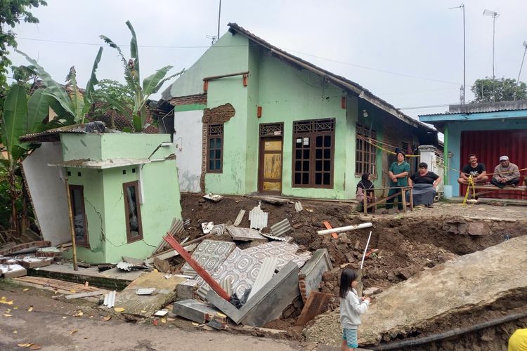 Tanah bergerak di Kabupaten Lebak menyebabkan sejumlah rumah roboh, Sabtu (11/6).