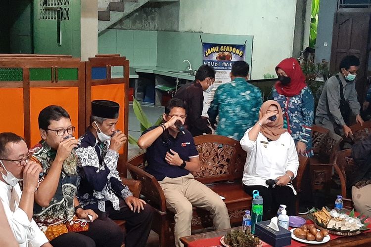 Menteri Pariwisata dan Ekonomi Kreatif/Kepala Badan Pariwisata dan Ekonomi Kreatif, Sandiaga Salahuddin Uno saat meminum jamu di sentra jamu gendong di Dusun Gesikan, Desa Merdikorejo, Kecamatan Tempel, Kabupaten Sleman.