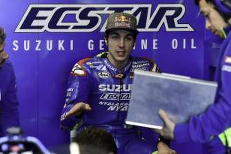 Pebalap Suzuki Ecstar asal Spanyol, Maverick Vinales, berdiskusi dengan timnya pada tes hari kedua di Sirkuit Phillip Island, Australia, Kamis (18/2/2016).