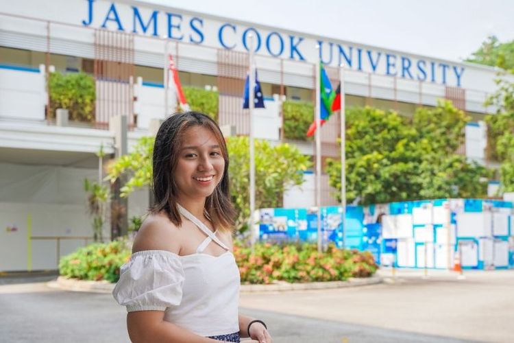Mahasiswi asal Kota Surabaya, Floretta Aurelia Widodo, memilih kuliah pada program Marketing for the Digital Age James Cook University di Singapura untuk meningkatkan keterampilannya dalam bidang digital marketing.