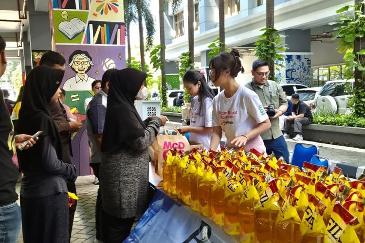 Warga di bilangan Palmerah antusias mengikuti program ?Ramadan Berkah Market 2026?. Lewat bazar ini, warga dapat membeli minyak goreng premium dengan harga terjangkau.