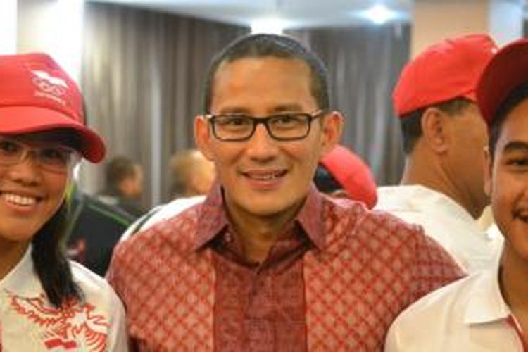 Sandiaga Uno dengan dua atlet renang anggota kontingen Indonesia ke Asian Youth Games II.