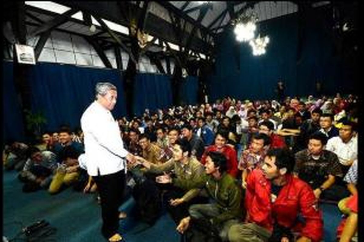 Menteri Pendidikan dan Kebudayaan Mohammad Nuh bersama para mahasiswa peraih beasiswa Bidikmisi. Tahun ini, Mendikbud akan memberikan pengarahan kepada para peserta Rembuk Nasional Pendidikan dan Kebudayaan 2014 di Jakarta, 5-7 Maret 2014.