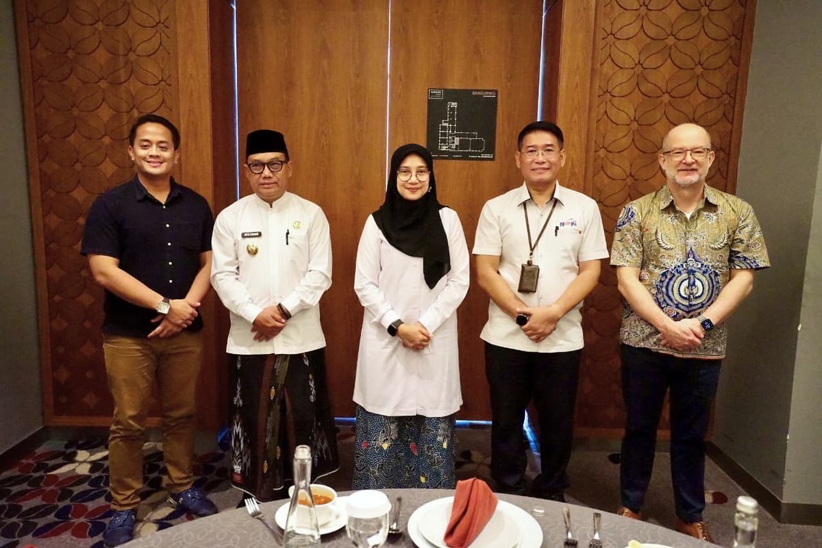 Presiden Direktur Aman Air, Michael Nicholas, saat bertemu Bupati Banyuwangi Ipuk Fiestiandani membahas rencana penerbangan seaplane Banyuwangi-Bali, Jumat (24/10/2025). 