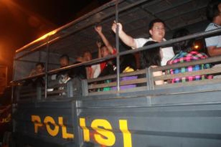 Puluhan pasangan selingkuh dan penjaja seks komersial (PSK) terjaring razia yang dilakukan aparat gabungan TNI/Polri dan Satuan Polisi Pamong Praja di sejumlah penginapan dan tempat hiiburan malam di Ambon, Minggu (19/10/2014)