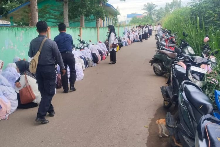 Siswa MTs Al Washliyah di Desa Petumbukan terpaksa belajar di luar sekolah karena sekolahnya disegel Pemkab Deli Serdang, Senin (14/7/2025).