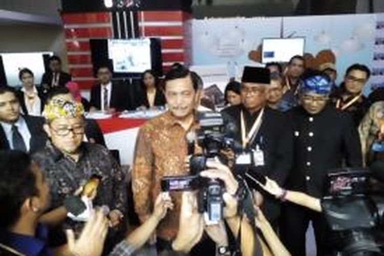 Menkopolhukam Luhut Binsar Panjaitan bersama Ketua Sementara KPK Taufiequrahman Ruki, Gubernur Jabar Ahmd Heryawan dan Wali Kota Bandung Ridwan Kamil saat memberikan keterangan kepada media dalam acara peringatan Hari Anti Korupsi Internasional di Sasana Budaya Ganesha, Bandung, Kamis (10/12/2015)