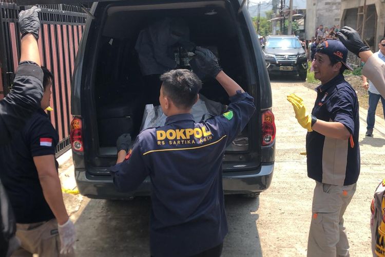 Jenazah Didi Hartanto (42) korban pembunuhan yang dikubur tukang kebun di Bandung Barat dibawa ke kampung halaman di Sragen, Jawa Tengah, Rabu (17/4/2024).