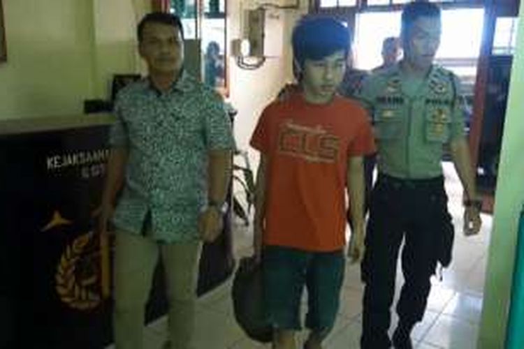 Tersangka pembunuh Leonard Sulimto di Jalan Diponegoro, Kota Gunungsitoli, Sumatera Utara, diserahkan ke Kejaksaan Negeri Gunungsitoli, Kamis (17/11/2016).