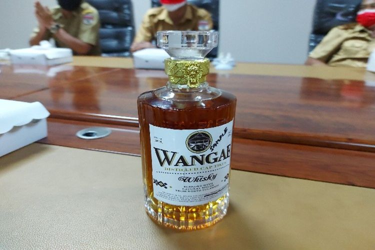 Kemasan Wangae Whiskey, produk minuman beralkohol menggunakan bahan baku cap tikus asal Minahasa Selatan, Sulawesi Utara.