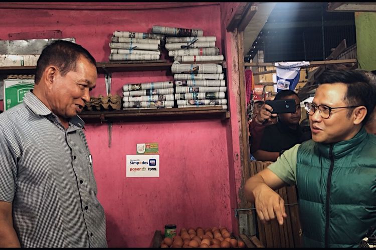 Cawapres nomor urut 1 Muhaimin Iskandar di Pasar Pagi Arengka, Pekanbaru, Riau, Sabtu (2/12/2023). 