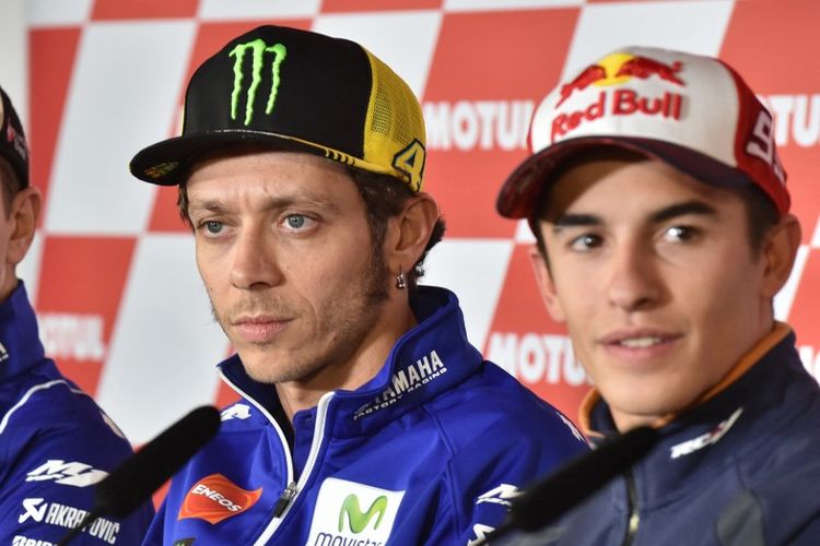 Valentino Rossi diapit oleh Jorge Lorenzo (kiri) dan Marc Marquez (kanan) pada sesi konferensi pers jelang MotoGP Jepang 2015 pada 8 Oktober 2015.