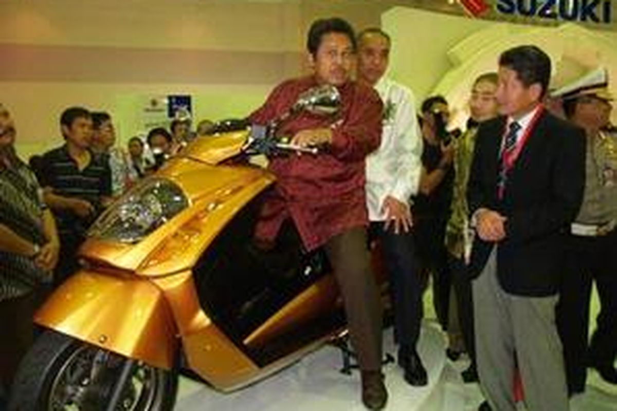 Fahmi Idris merasakan motor konsep Suzuki Gamma bersama Gunadi Sindhuwinata