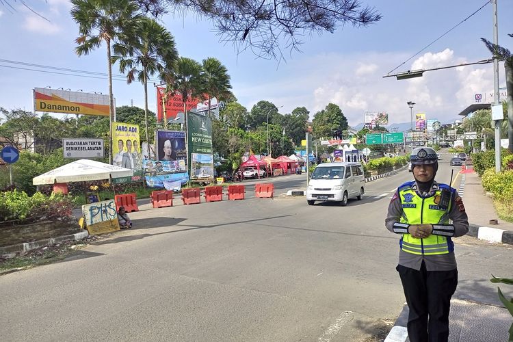 Petugas kepolisian sedang menyiapkan sistem satu arah atau one sepenggal di Simpang Gadog, Ciawi, Kabupaten Bogor, Jawa Barat, Sabtu (22/4/2023).
