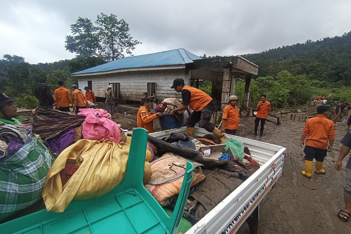 Suasana Desa Martelu, Kecamatan Sibolangit, Kabupaten Deli Serdang usai diterjang banjir bandang pada Senin (25/11/2024).