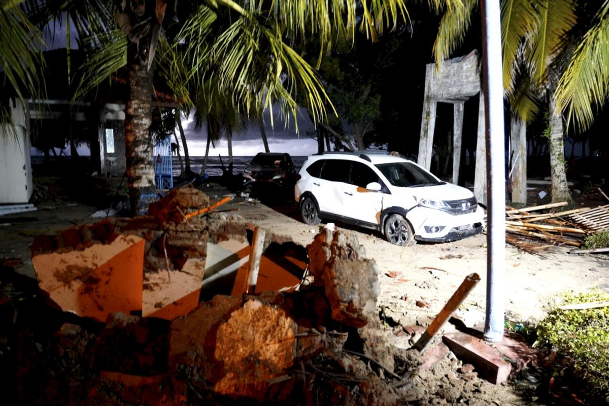 Kondisi dampak tsunami di kawasan Pantai Carita, Pandegelang, Banten, Minggu (23/12/2018). Musibah yang terjadi Sabtu (22/12/2018) malam ini menelan 222 korban jiwa dan ratusan korban luka.

KOMPAS/RONY ARIYANTO NUGROHO (RON)
23-12-2018