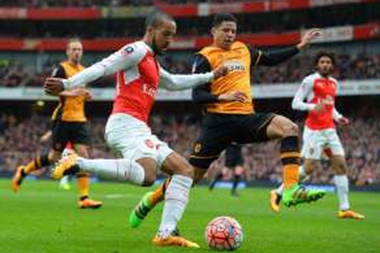 
Winger Arsenal, Theo Walcott, berusaha melewati pemain Hull City saat kedua tim bertemu pada putaran kelima Piala FA di Stadion Emirates, Sabtu (20/2/2016). 