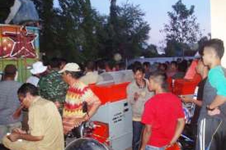 Ratusan warga terpaksa mengtre dan saling berebutan saat menerima bantuan alat pertanian di dinas Pertanian Kabupaten Bima, Selasa (26/7/2016) 