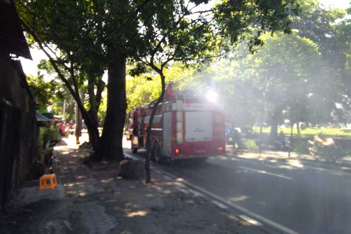 Mobil pemadam semprotkan cairan disinfektan di salah satu jalan di Jakarta Timur, Selasa (31/3/2020).