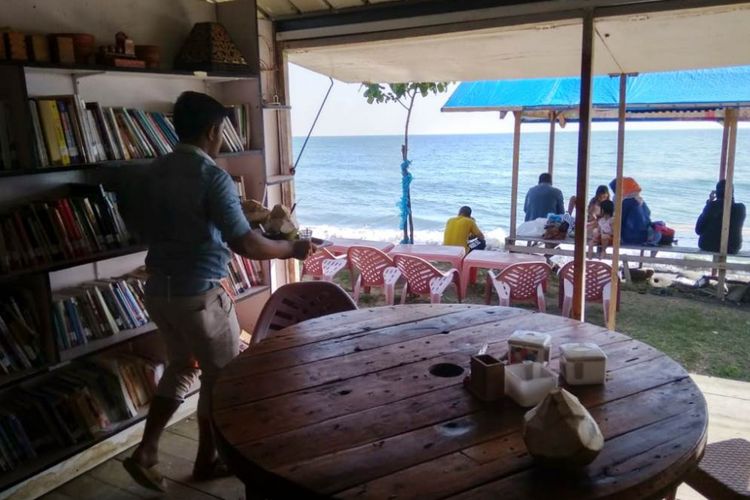 Pekerja menghidangkan makanan dan minuman di Literasi Kafe, Desa Ujong Blang, Kecamatan Banda Sakti, Kota Lhokseumawe, Aceh, Minggu (15/7/2018).