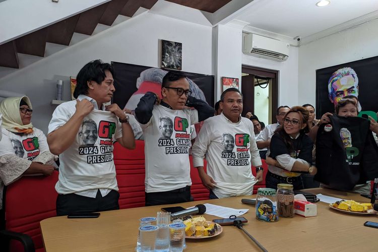 Pengurus Organisasi Relawan Ganjar Pranowo Mania saat deklarasi pembubaran diri di Jakarta Selatan, Kamis (9/2/2023).