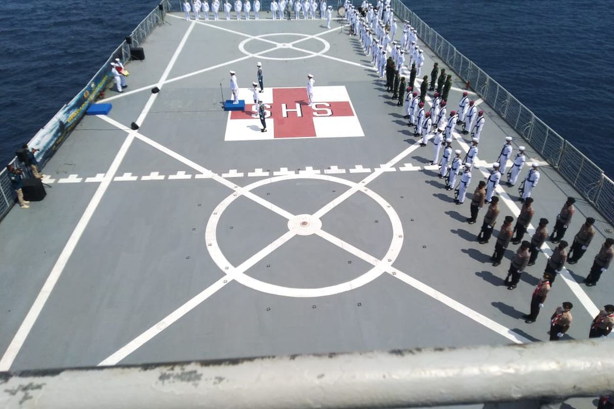 KSAL Laksamana TNI Yudho Margono memimpin upacara tabur bunga bersama keluarga kru KRI Nanggala-402 di atas KRI dr Soeharso, Jumat (30/4/2021).