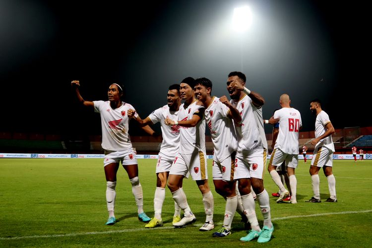 Pemain PSM Makassar selebrasi seusai menjebol gawang Madura United saat pertandingan pekan ke-32 Liga 1 2022-2023 melawan Madura United yang berakhir dengan skor 1-3 di Stadion Gelora Ratu Pamelingan Pamekasan, Jumat (31/3/2023) malam. Terkini, PSM Makassar berhasil mengalahkan Yangon United pada laga play-off AFC Cup 2023-2024.