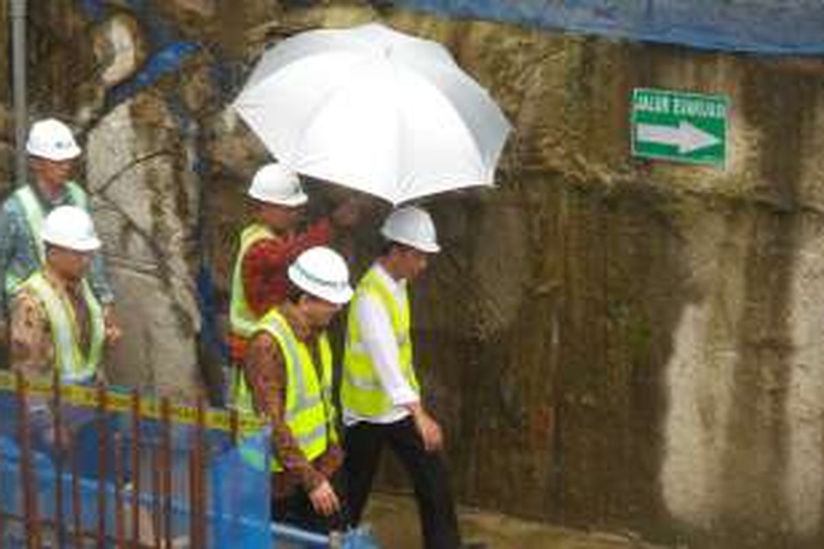 Presiden Joko Widodo dan Gubernur DKI Jakarta Basuki Tjahaja Purnama saat meninjau proyek MRT Dukuh Atas, Jakarta Pusat, Jumat (30/9/2016).