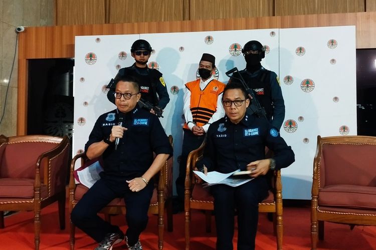 Pelaku perambahan kawasan hutan ilegal di kawasan hutan produksi Sungai Sembulan, Kepulauan Bangka Belitung, dihadirkan dalam konferensi pers di Media Center KLHK