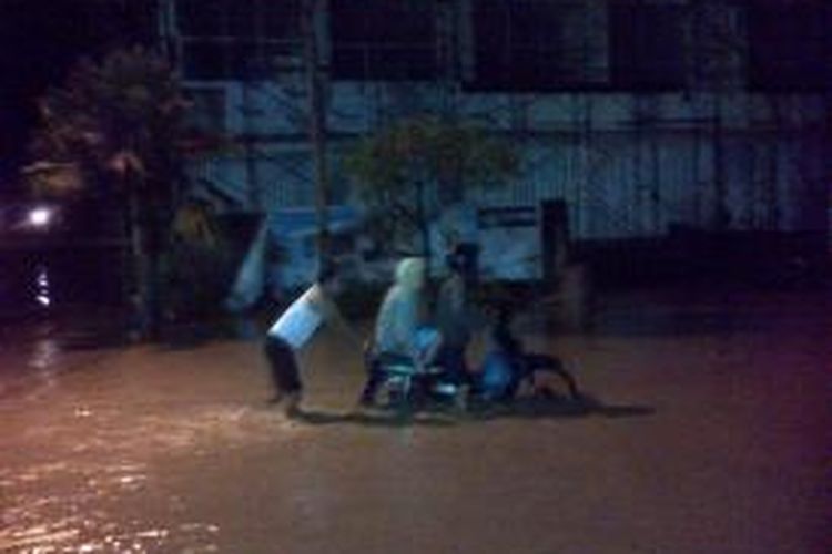 banjir di perumahan Graha Cemara Sewu, Kelurahan Kalirejo, Ungaran Timur, Semarang, Senin (12/1/2014). 
