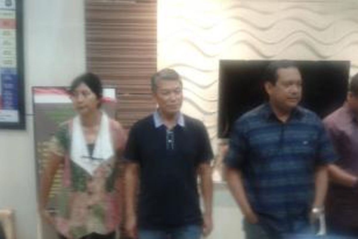 Kakak Wisnu Tjandra, Anastasya, Manajemen Artha Graha Agung Prabowo, dan Kabid Humas Polda Metro Jaya Komisaris Besar Rikwanto, di Direktorat Reserse Kriminal Umum, Polda Metro Jaya, Sabtu (5/7/2014).