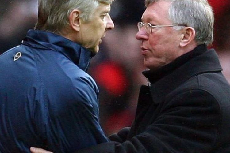 Pelatih Arsenal, Arsene Wenger dengan mantan pelatih Mancehster United, Sir Alex Ferguson. 