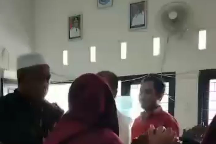 Tangkap layar Kades Dopang marah bentar guru karena diduga salah paham banyak anak murid di hukum