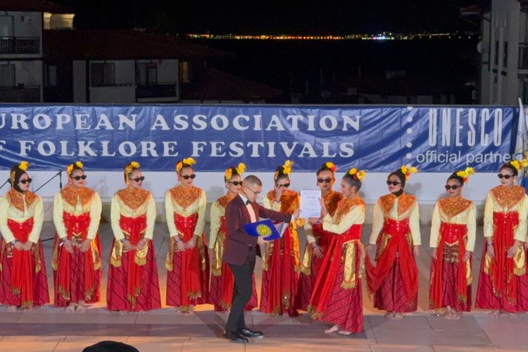 SMA Labschool Jakarta Gondol Gold Medal di Kejuaraan Folklore Dunia Bulgaria