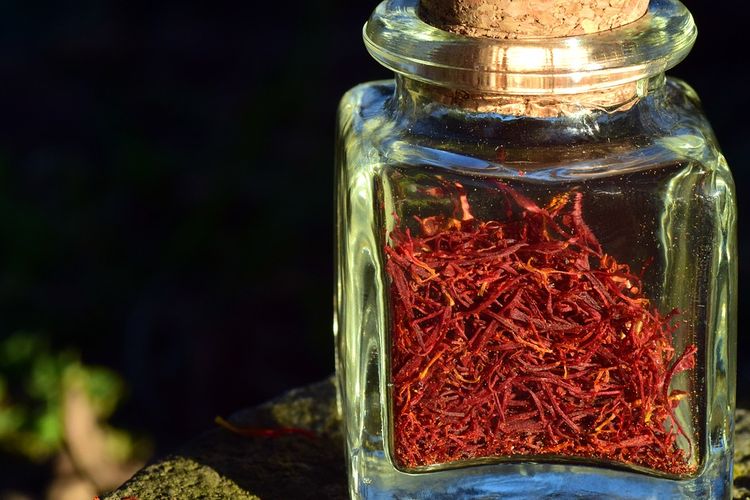 Saffron di dalam botol kaca. 