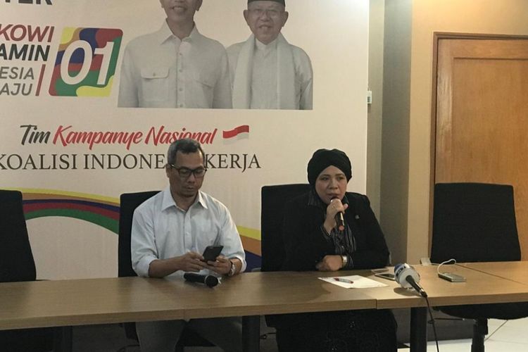 Juru Bicara Tim Kampanye Nasional (TKN) pasangan calon nomor urut 01, Joko Widodo-Maruf Amin, Lena Maryana Mukti, saat konferensi pers, di Posko Cemara, Jakarta Pusat, Senin (17/12/2018).  