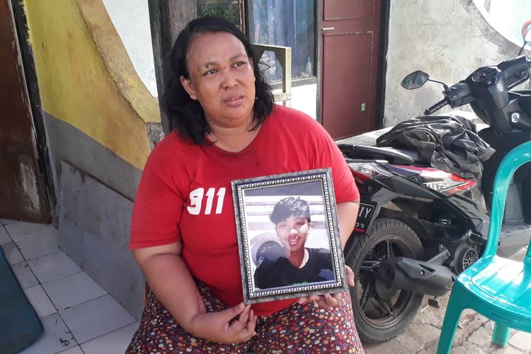 Tri Ambarwati (45) ibu remaja yang tewas dibakar sekelompok pemuda di Jalan Raya Kodau, Jatiasih, Kota Bekasi, Kamis (13/6/2019).