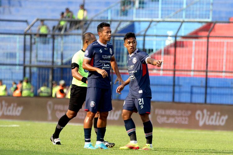 Pemain Arema FC Dendi Santoso berdiskusi dengan Arkhan Fikri saat pertandingan pekan ke-6 Liga 1 2022-2023 melawan RANS Nusantara FC yang berakhir dengan skor 4-2 di Stadion Kanjuruhan Kepanjen, Kabupaten Malang, Rabu (24/8/2022) sore.