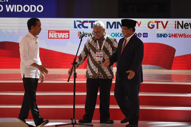 Capres nomor urut 01 Joko Widodo (kiri) dan Capres nomor urut 02 Prabowo Subianto (kanan) disaksikan Ketua KPU Arief Budiman (tengah) bersiap mengikuti debat capres 2019 putaran kedua di Hotel Sultan, Jakarta, Minggu (17/2/2019). Debat kedua yang hanya diikuti capres tanpa wapresnya itu mengangkat tema energi dan pangan, sumber daya alam dan lingkungan hidup, serta infrastruktur. ANTARA FOTO/Akbar Nugroho Gumay/aww.