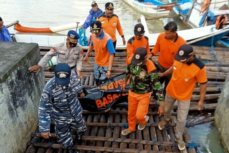 Tim SAR melakukan evakuasi jasad Yusuf Gunawan (30), nelayan yang tewas tenggelan setelah terlilit jaring saat melaut di Pantai Menganti, Kebumen, Jawa Tengah, Kamis (26/5/2022).