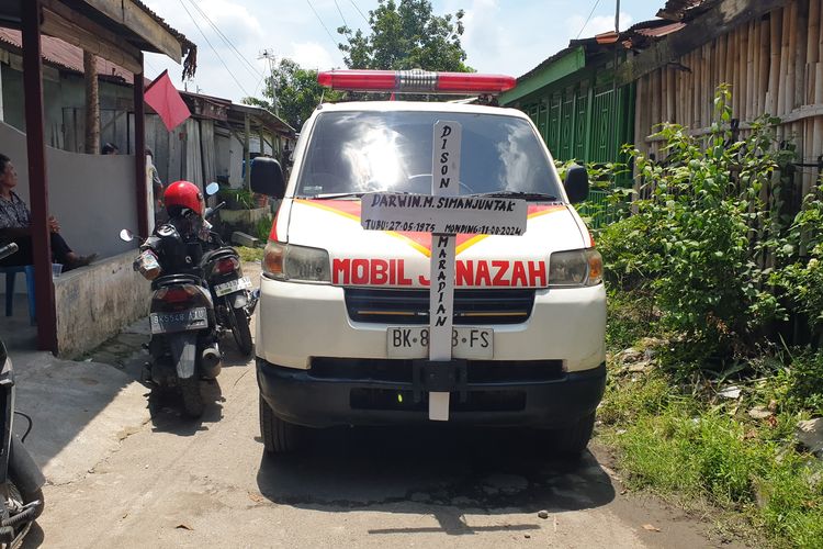 Suasana menyelimuti rumah duka Darwin Mangudut Simanjuntak (49) di Jalan Pelita V, Kecamatan Medan Perjuangan, Kota Medan pada Senin (12/8/2024).  
