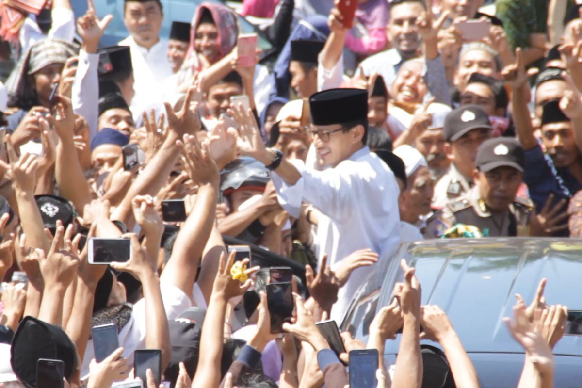 Calon wakil presiden nomor urut 02 Sandiaga Uno ketika berkunjung ke Lombok Barat, NTB. Sandi disambut massa pendukung dan simpatisannya.