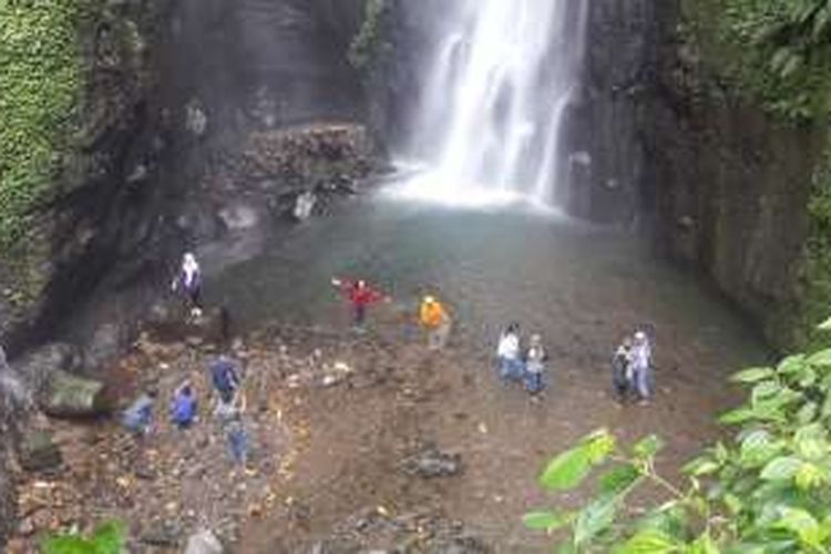 Sejumlah wisatawan berfoto di Air Terjun Putuk Truno atau Air Terjun Keabadian, Jumat (6/5/2016). Lokasi wisata yang ada di kawasan Tretes, Prigen, Kabupaten Pasuruan, Jawa Timur itu dikunjungi 300 wisatawan per hari selama libur panjang.