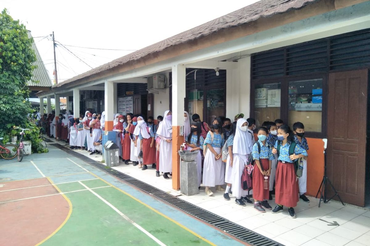 Sejumlah siswa SDN Pancoran Mas 3 Depok, tampak berbaris di depan kelas sebelum memasuki kelas mereka masing-masing.