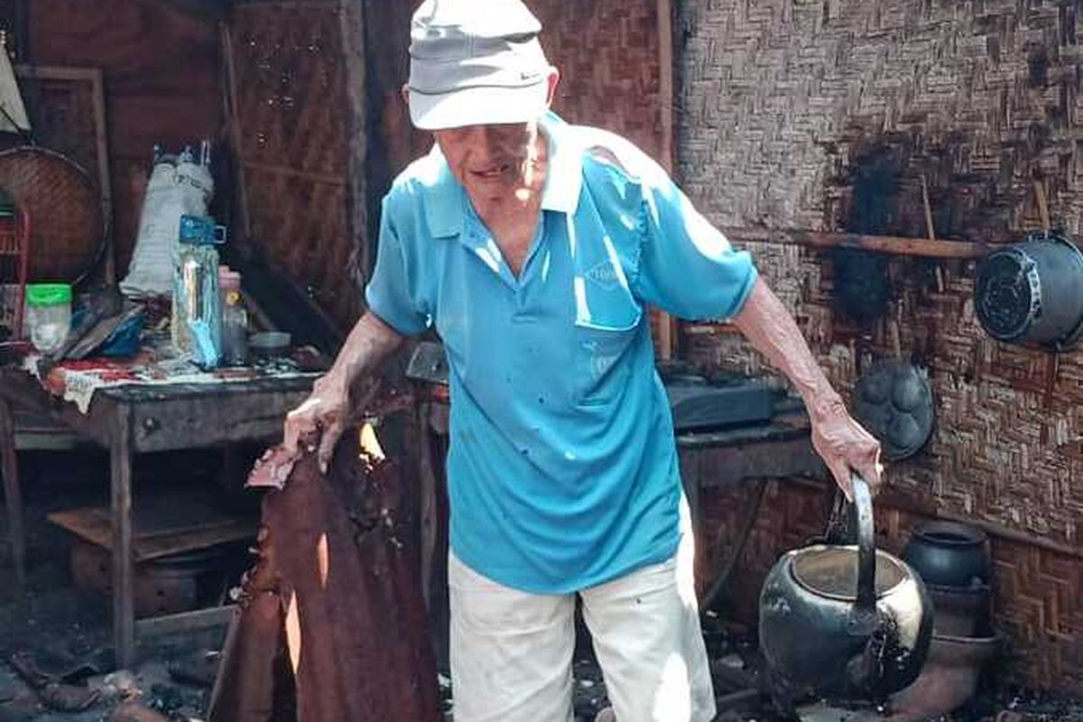 KEBAKARAN: Sarkam mengais sisa barang yang tidak ikut terbakar di rumahnya pada Padukuhan Graulan, Kalurahan Giripeni, Kapanewon Wates, Kabupaten Kulon Progo, Daerah Istimewa Yogyakarta, Senin (13/8/2024).