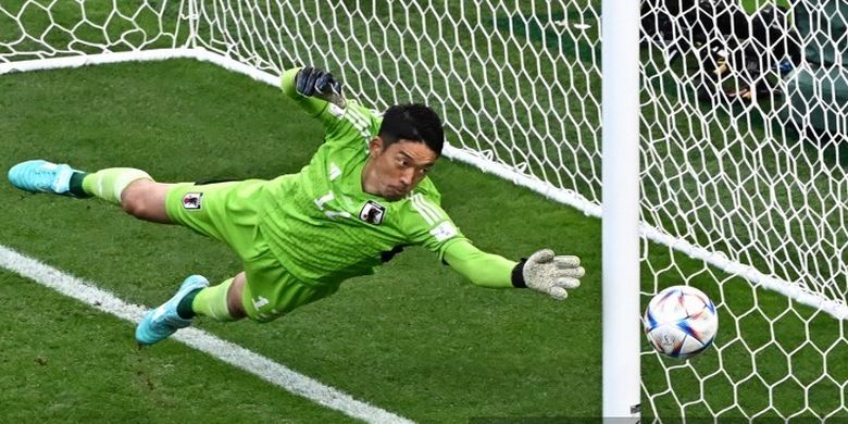 Penampilan kiper timnas Jepang pada laga perdana Grup E Piala Dunia 2022 melawan Jepang di Khalifa International Stadium, Doha, Qatar, Rabu (23/11/2022). Gonda tampil heroik dengan menahan delapan dari sembilan sepakan on target Jerman. Pada akhir laga, Jepang keluar sebagai pemenang dengan skor 2-1.