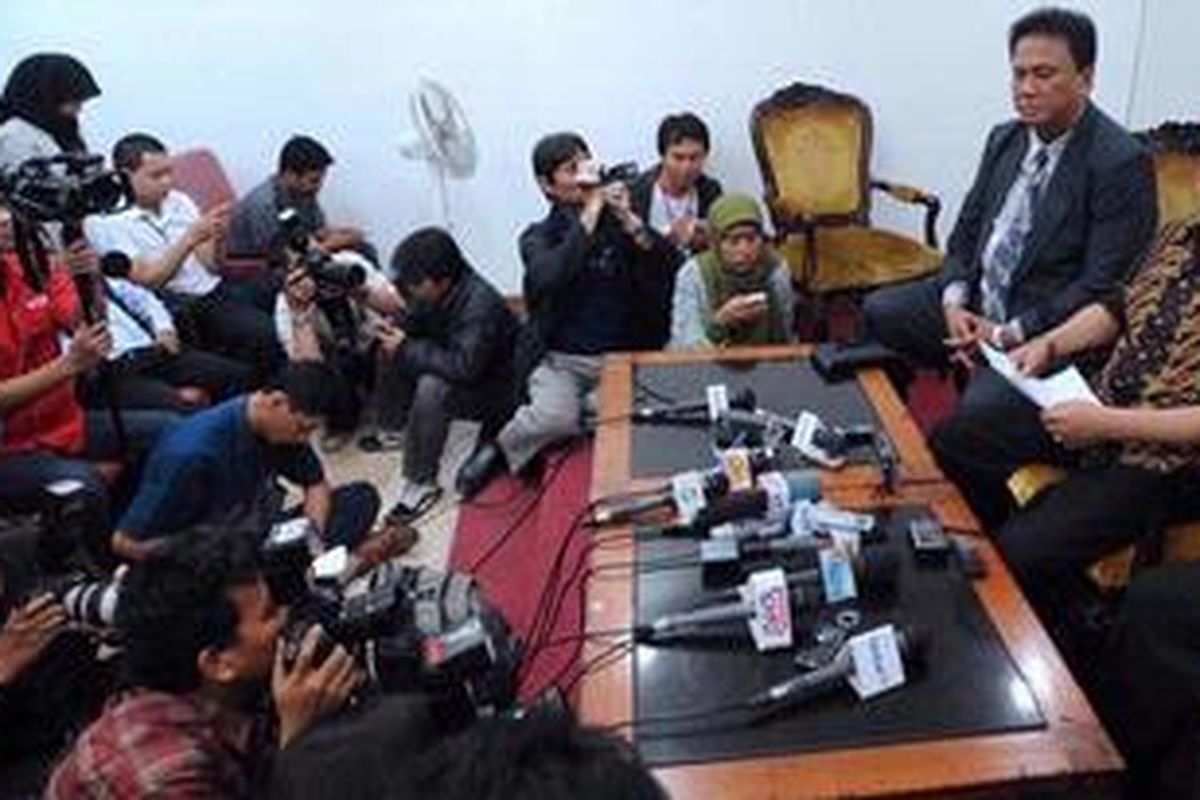 Tersangka dugaan korupsi proyek pengadaan Al Quran di Kementerian Agama senilai Rp 35 miliar, Zulkarnaen Djabar (kanan) memberikan keterangan kepada wartawan terkait kasus yang membelitnya di Kompleks Parlemen, Senayan, Jakarta, Senin (2/7/2012). Anggota Komisi VIII yang juga anggota Badan Anggaran DPR dari Fraksi Partai Golkar tersebut siap diperiksa Komisi Pemberantasan Korupsi.  