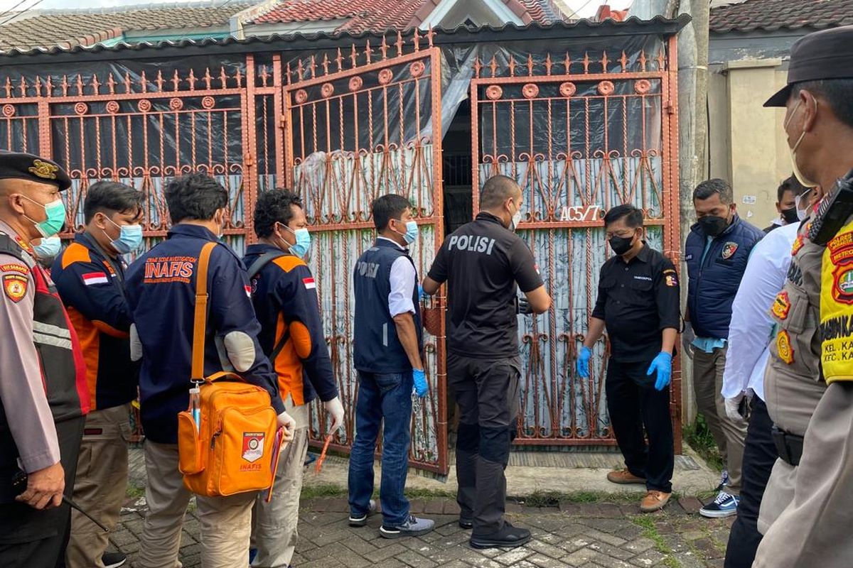 Tim gabungan polisi mendatangi rumah satu keluarga tewas di Kalideres, Jakarta Barat pada Rabu (16/11/2022). Tim datang sejak pukul 16.50 WIB untuk melakukan olah tempat kejadian perkara (TKP). 