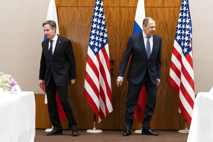 Menteri Luar Negeri AS Antony Blinken, kiri, dan Menteri Luar Negeri Rusia Sergey Lavrov pindah ke tempat duduk mereka sebelum pertemuan mereka, Jumat, 21 Januari 2022, di Jenewa, Swiss.